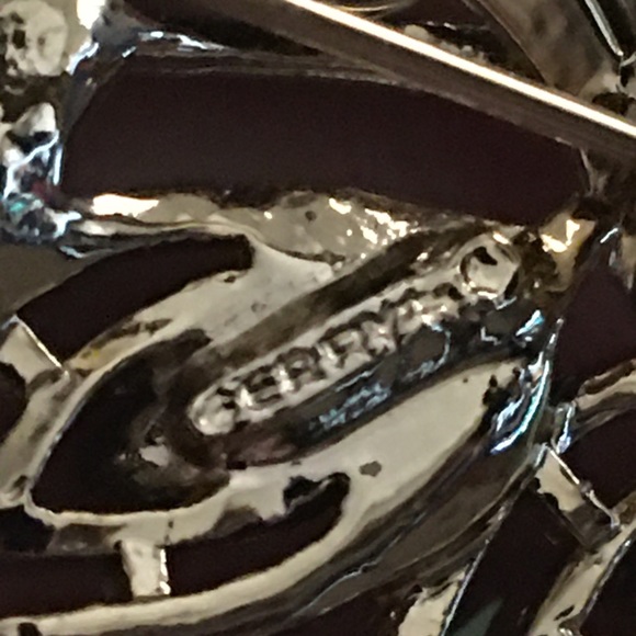 Vintage 70s Gerry’s gold tone leaf design brooch - Picture 4 of 7